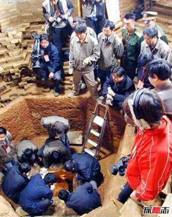 白蛇之謎:原來(lái)是雷峰塔地宮藏寶藏(大量佛教瑰寶)