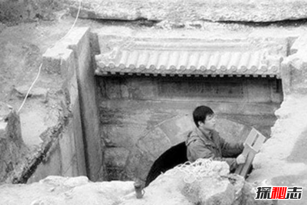 大太監李蓮英死亡之謎墳墓中只見(jiàn)頭顱和長(cháng)辮子(病死或仇家暗殺)