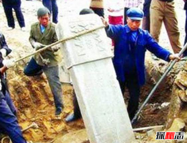 大太監李蓮英死亡之謎墳墓中只見(jiàn)頭顱和長(cháng)辮子(病死或仇家暗殺)